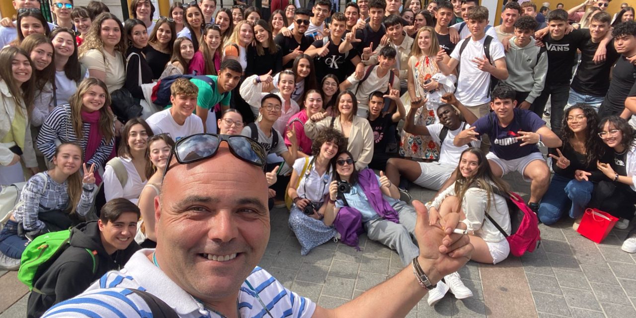 Un grupo de alumnos y alumnas visitan la capital hispalense